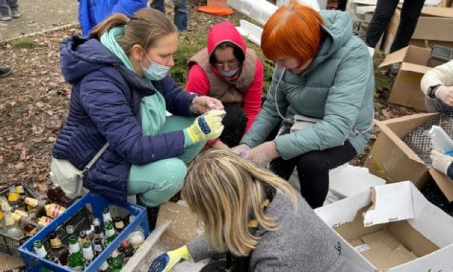 Gratë në Ukrainë bëjnë koktej molotovi për të sulmuar ushtrinë ruse