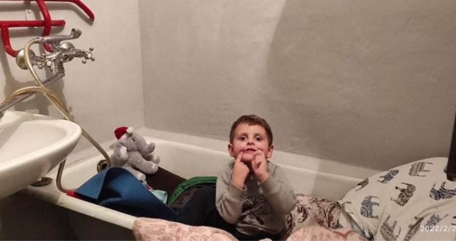 Vogëlushi nga Kievi fle në banjo, pas sulmeve raketore ruse mëngjesin e sotëm