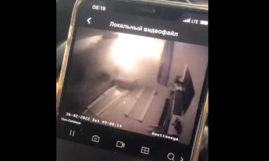 Del pamja ku shihet goditja e banesave civile në Kiev nga Rusia