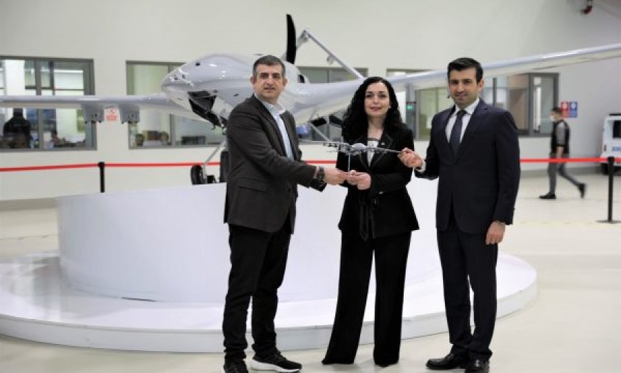 Vjosa Osmani në vizitë të paparalajmëruar në Turqi, shfaqet në kompaninë që prodhon dronë