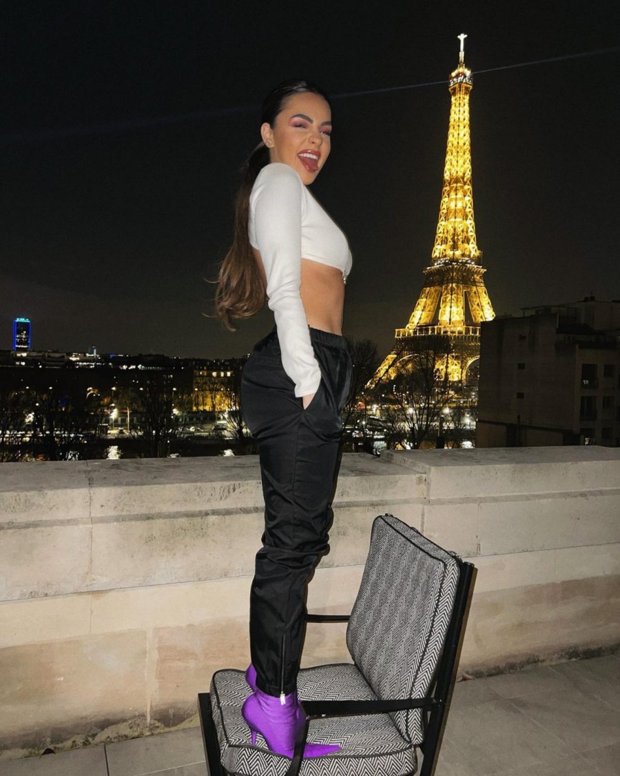 Kida me paraqitje joshëse nga Parisi, pozon me shumë stil pranë Kullës Eiffel