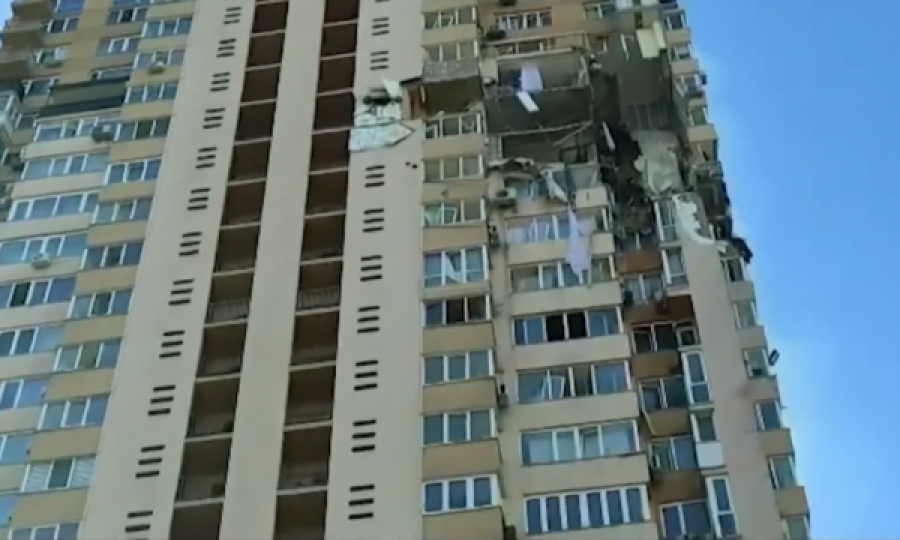Dy të vrarë nga sulmi me raketë në një ndërtesë në Kiev