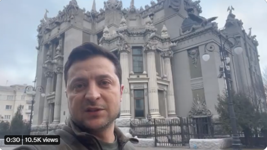 Zelensky nga Kievi i kundërpërgjigjet propagandës ruse: Jam këtu, do ta mbrojmë shtetin tonë