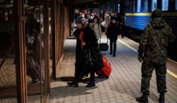 Më shumë se 200 mijë ukrainas janë larguar nga vendi