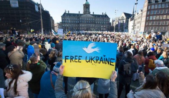 Pamje nga protestat e sotme të organizuara kundër luftës në Ukrainë