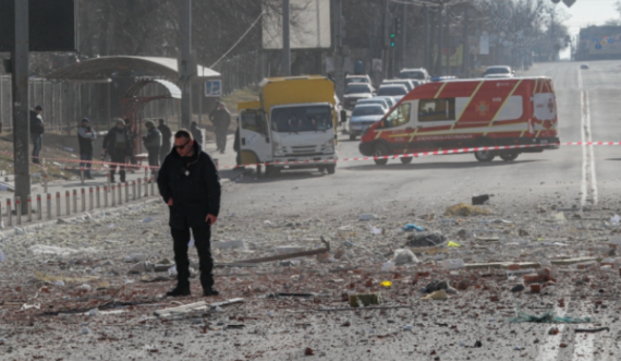 “Jam fshehur me fëmijët në bodrumin e shtëpisë”, rrëfimi prekës i qytetarit ukrainas