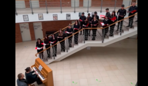 Nxënësit e Shkollës së Muzikës në Gjakovë këndojnë këngë tradicionale ukrainase