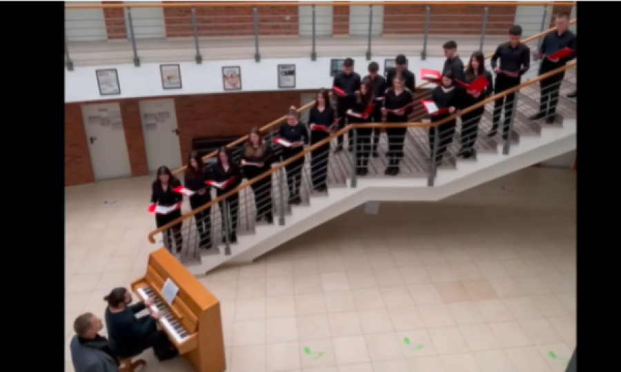 Nxënësit e Shkollës së Muzikës në Gjakovë këndojnë këngë tradicionale ukrainase
