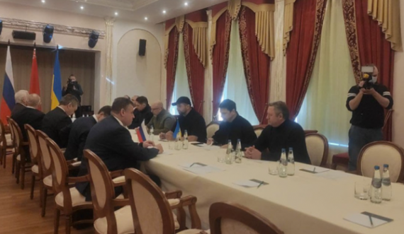 Fjalët e para në takimin Ukrainë – Rusi, një ministër bjellorus u thotë delegacioneve të ndihen “plotësisht të sigurt”