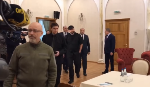 Futja e delegacioneve në dhomën e takimin, shikoni ecjen e ministrit ukrainas të Mbrojtjes