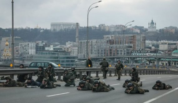 Kievi heq shtetrrethimin ndërsa luftimet vazhdojnë