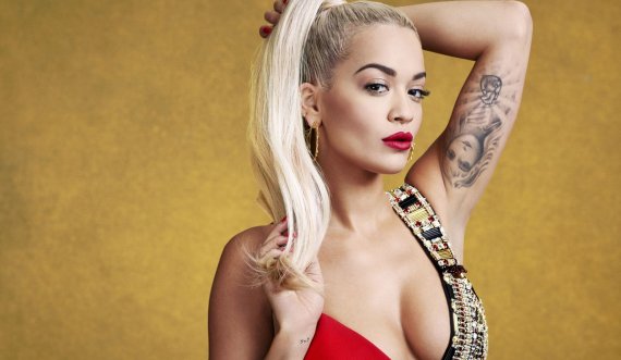 Rita Ora shkëlqen e veshur në të kuqe