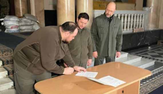Presidenti ukraians sapo nënshkroi aplikimin për të hyrë në BE