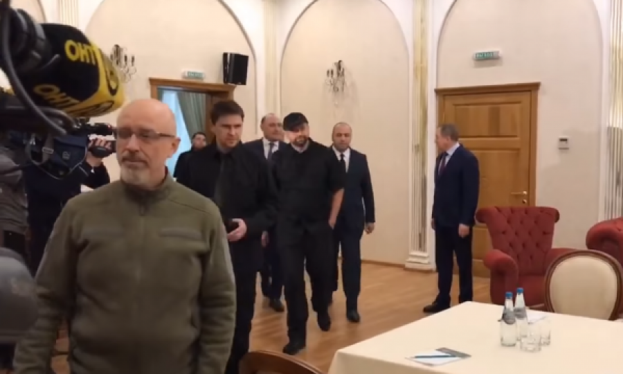 Futja e delegacioneve në dhomën e takimin, shikoni ecjen e ministrit ukrainas të Mbrojtjes