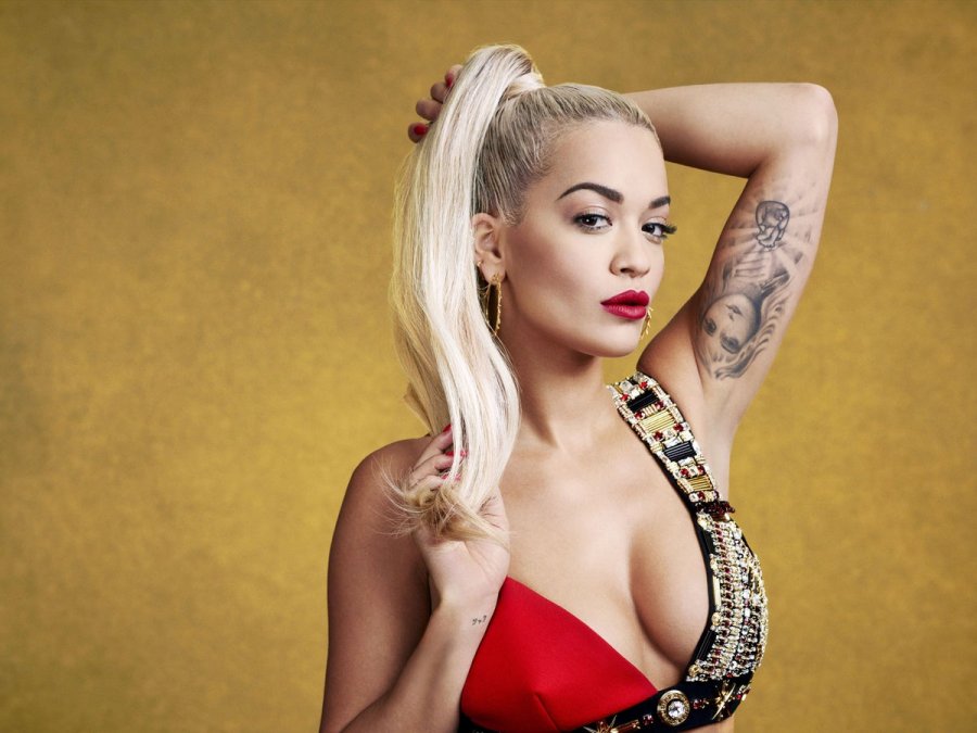 Rita Ora shkëlqen e veshur në të kuqe