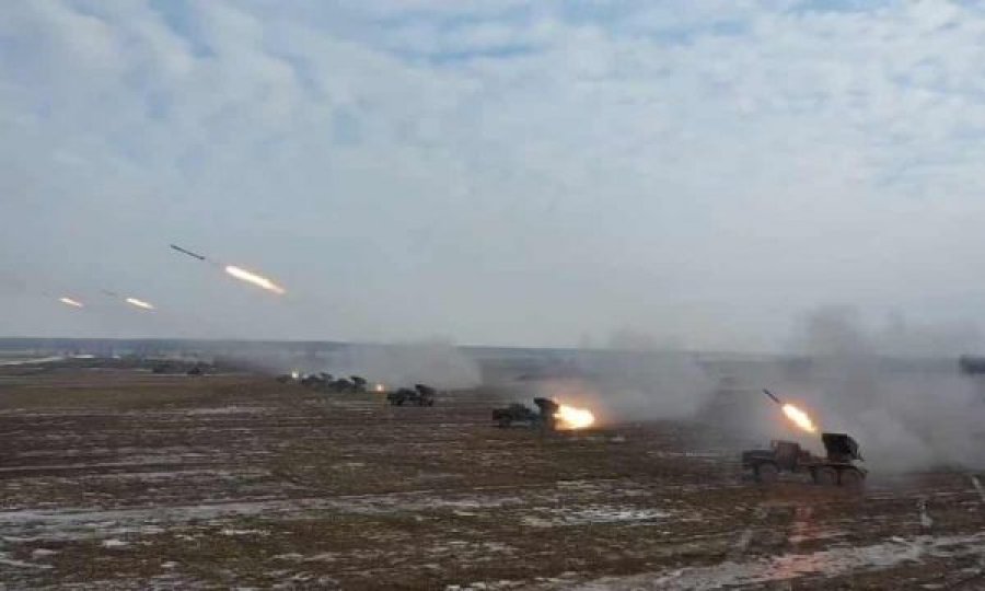 Rusia sulmon me raketë qytetin ukrainas në mes të bisedimeve për armëpushim, vriten disa persona