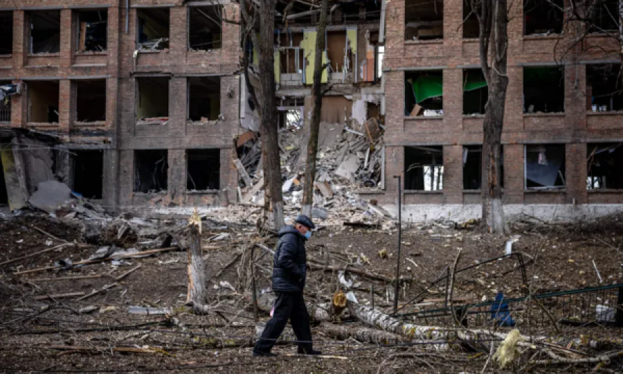 Rusia sulmon rëndë në Mariupol, banorët flasin nga bodrumet