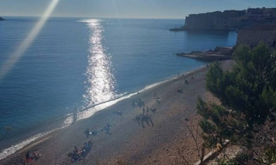 Rekordi i temperaturave për janar thyhet në Dubrovnik, kroatët dolën në plazh e notuan në det