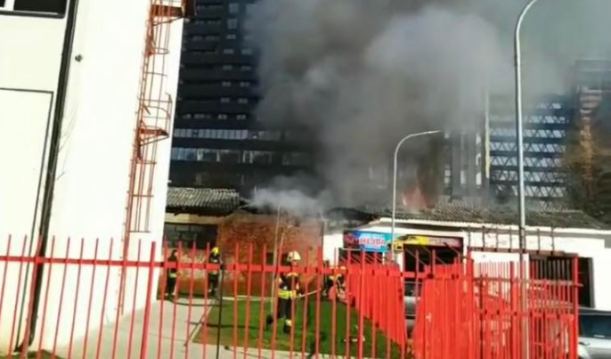 Përfshihet nga zjarri një objekt për servisim të automjeteve në Prishtinë
