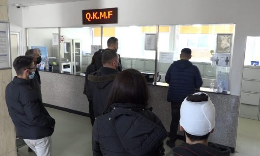  Qytetarët e sëmurë me grip ankohen se po presin disa orë për të marrë trajtim në QKMF-në në Prishtinë 
