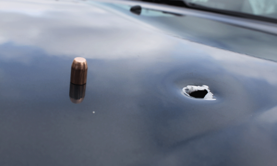 Qytetarët gjejnë predha plumbash në vetura