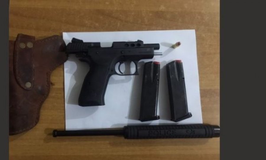 Policia në Ferizaj i gjen një 36 vjeçari në veturë një armë dhe një shufër metalike
