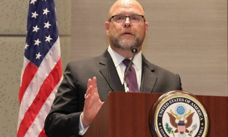 Ambasadori i ri amerikan po i përzgjedh pikturat që do t’i varë në shtëpi dhe ambasadë para nisjes në Kosovë