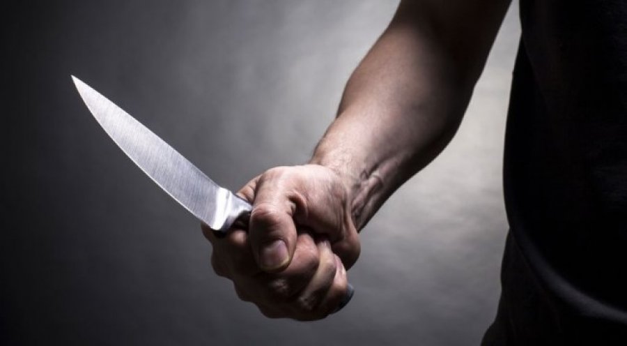 Shqiptari në Vjenë sulmon nënën me fshesë dhe kërcënon vëllain me thikë