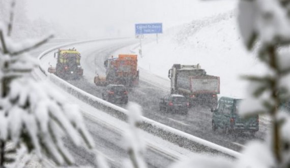 U bllokuan autostradat, drejtuesit e mjeteve e kaluan natën në vetura