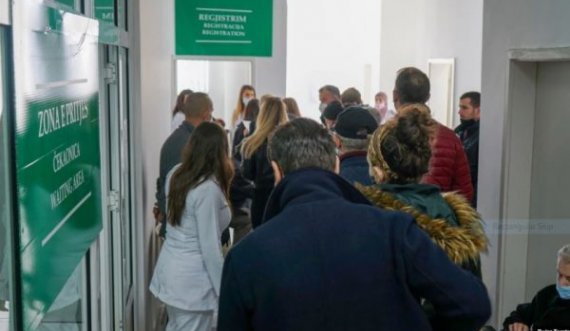 Kaos në qendrën e vaksinimit në Prishtinë