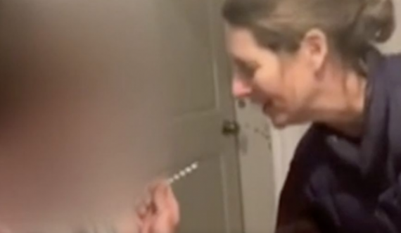 Arrestohet mësuesja që ia dha vaksinën nxënësit të saj