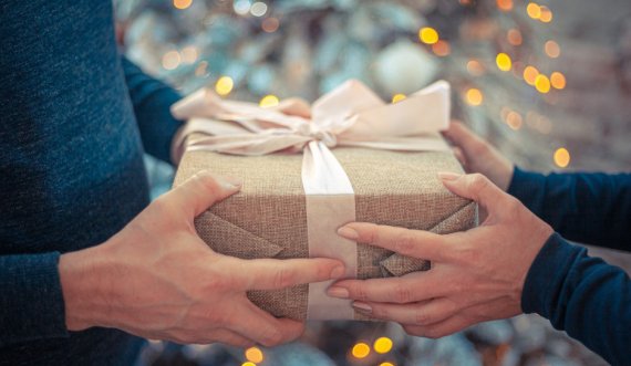 ​Tri dhurata që nuk duhet t’ua jepni kurrë të tjerëve