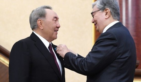 Presidenti i Kazakistanit e shkarkon nga posti i lartë ish-presidentin Nazarbayev