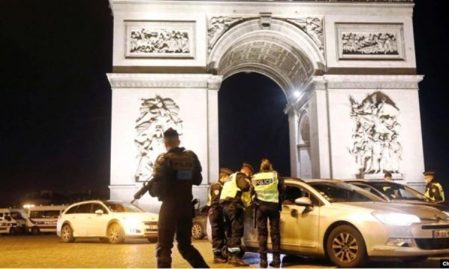 Franca ndalon një grup të ekstremit të djathtë