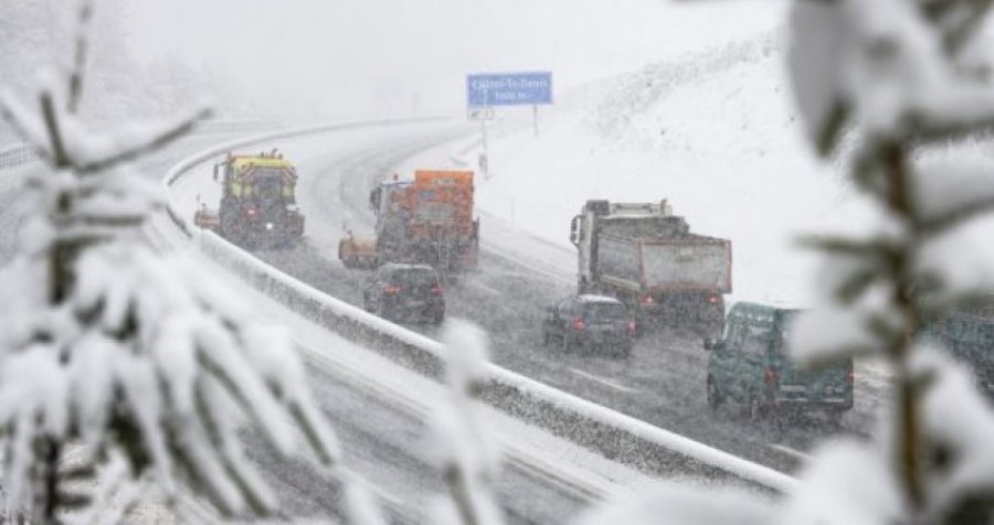 U bllokuan autostradat, drejtuesit e mjeteve e kaluan natën në vetura