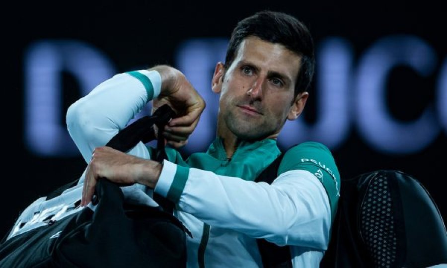 Serbi Djokovic i zemëron dhe mllefos australianët