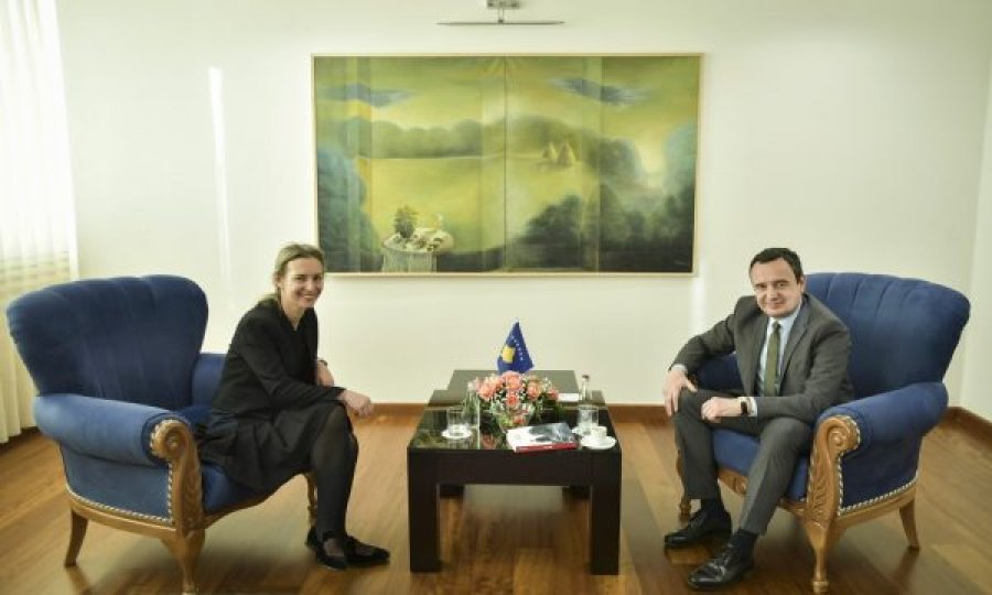 Lea Ypi në takim me Kurtin, zyra e tij tregon se çka foli Kryeministri me ligjëruesen e Teorisë Politike