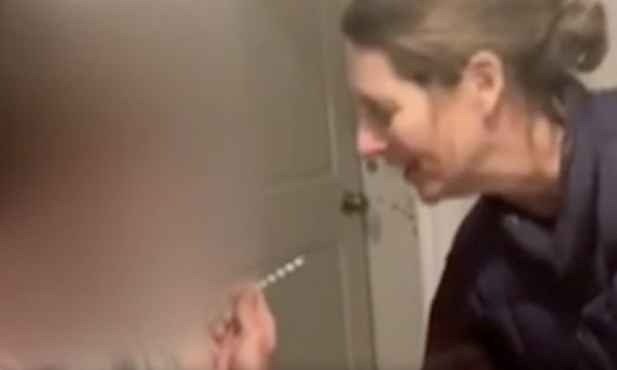 Arrestohet mësuesja që ia dha vaksinën nxënësit të saj