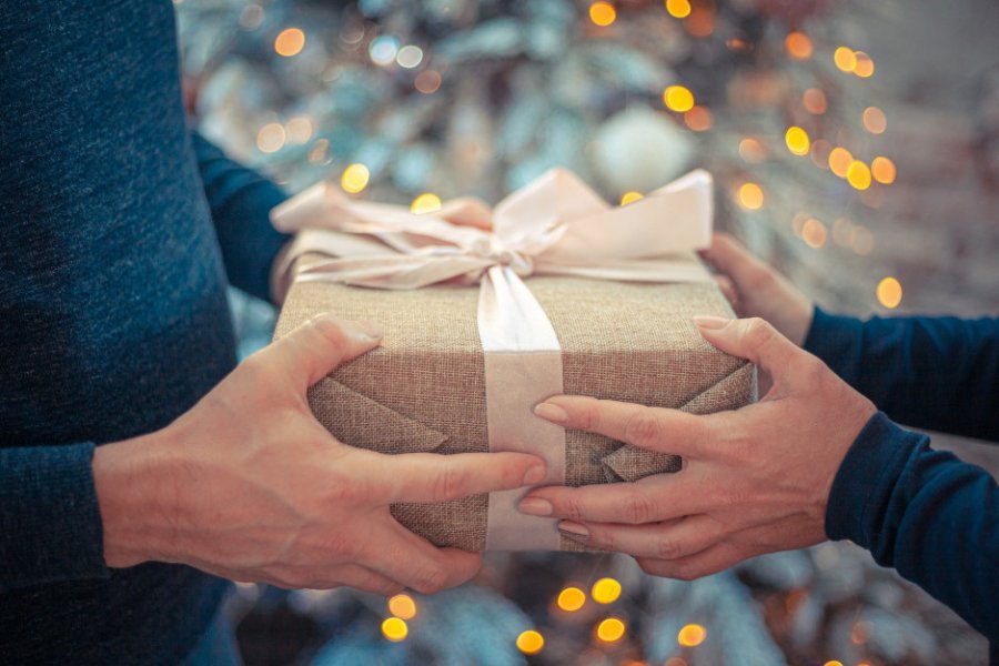 ​Tri dhurata që nuk duhet t’ua jepni kurrë të tjerëve