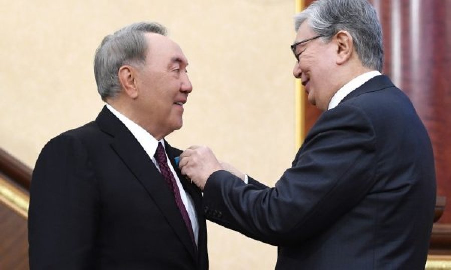 Presidenti i Kazakistanit e shkarkon nga posti i lartë ish-presidentin Nazarbayev