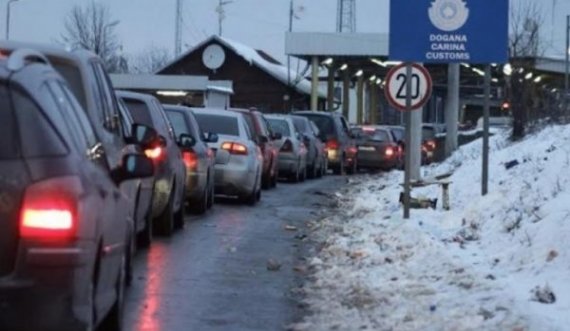 Kolonat në vendkalimet kufitare, në Merdarë deri në dy orë pritje