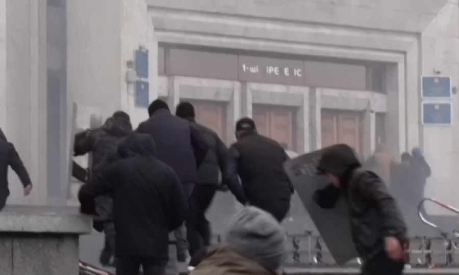 Pamje: Protestuesit e rrahin me pendrekë policin