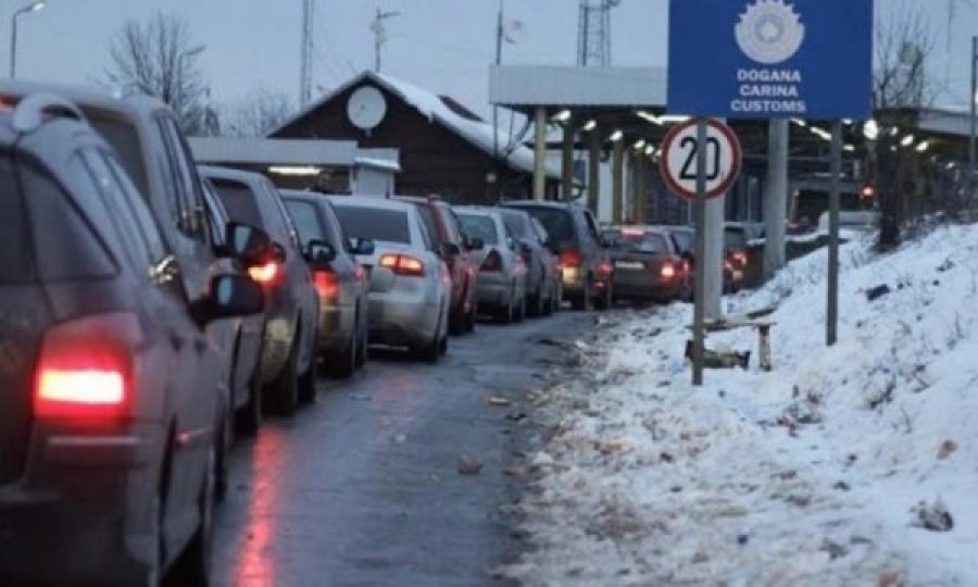 Kolonat në vendkalimet kufitare, në Merdarë deri në dy orë pritje