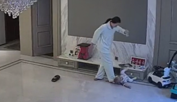 Momenti kur një grua shpëton foshnjën e saj që po binte me kokë në dysheme
