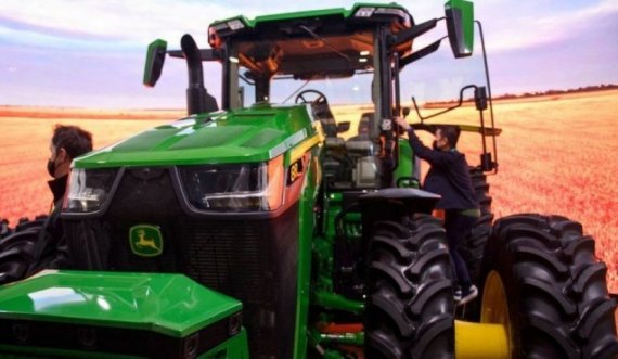 Kompania “John Deere” prezanton traktorin që mund të punojë arat pa shofer