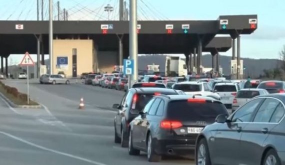 Vazhdojnë kolonat në kufi, bashkatdhetarët presin deri në tri orë