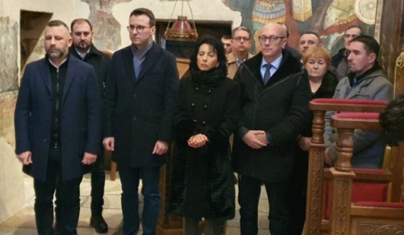 Lista Serbe i bashkohet Petkoviqit në liturgjinë në Manastirin e Graçanicës