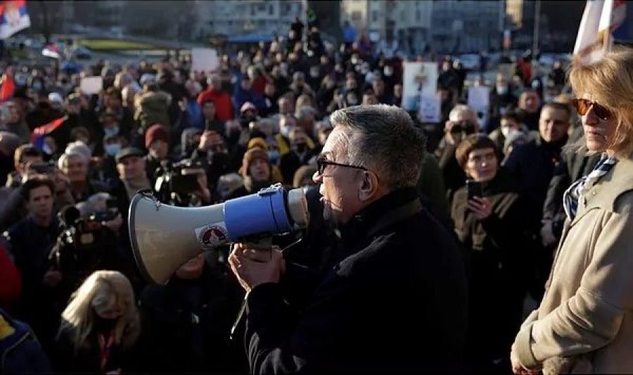 Babai i Djokovicit udhëheq protestën në Beograd, vazhdon me komente të çuditshme