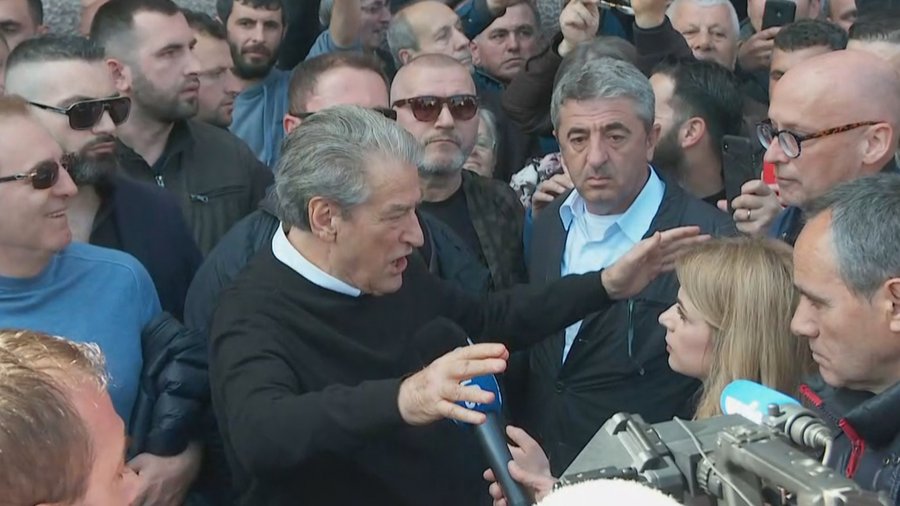 Ambasada e SHBA-së në Shqipëri qytetarëve: Shmangni tubimet, protesta mund të ndryshojë kahje