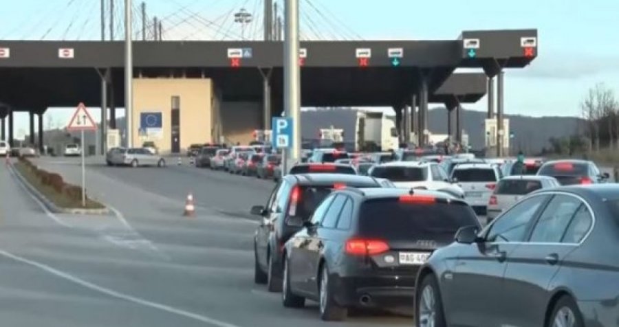 Vazhdojnë kolonat në kufi, bashkatdhetarët presin deri në tri orë